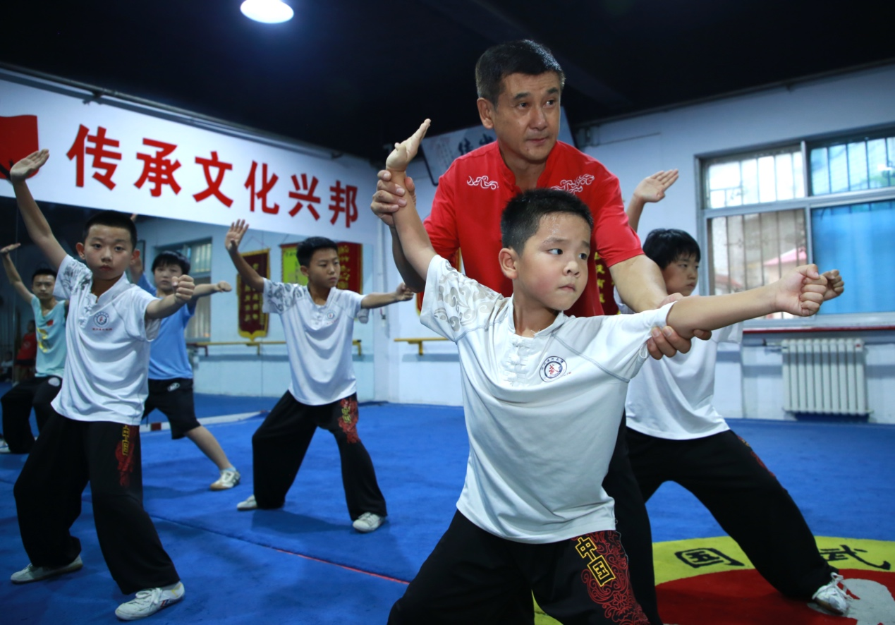 八极拳传承人丁文江正在教小选手。殷实摄