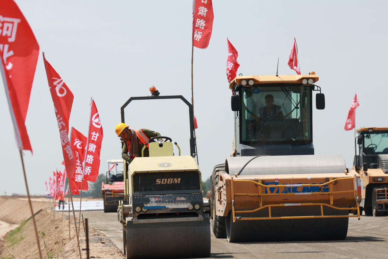 机械设备在邯港高速公路沧州段2标段进行施工作业。刘文杰摄
