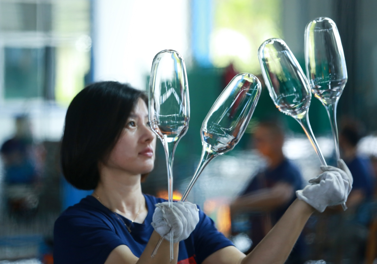 在河北河间一家工艺玻璃制造企业生产车间内,工作人员正在检验外贸订单产品。殷实摄