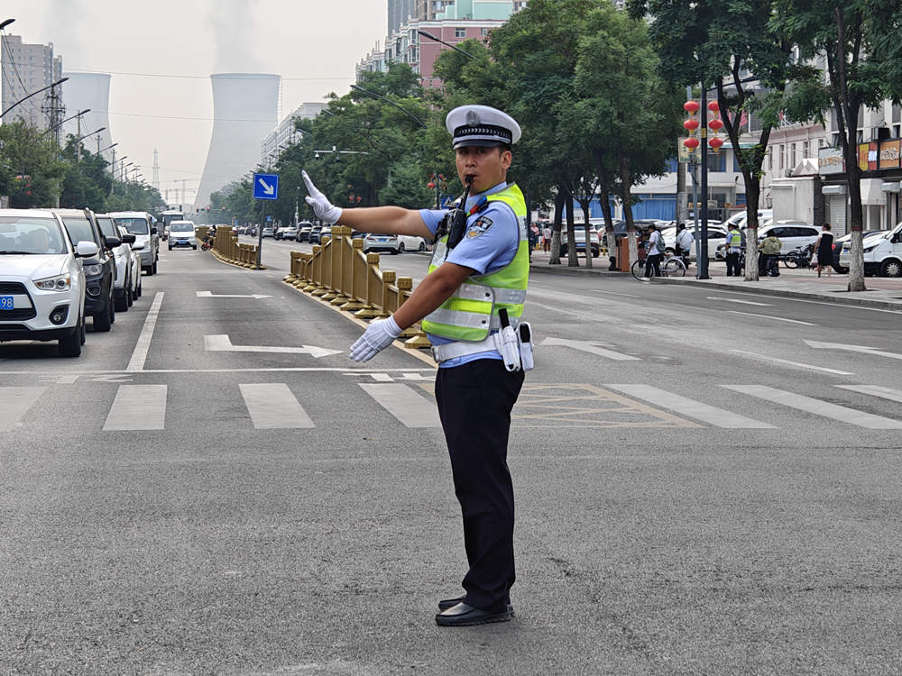 交警在漢王路與行宮東大街十字路口疏導交通。張飛虎攝