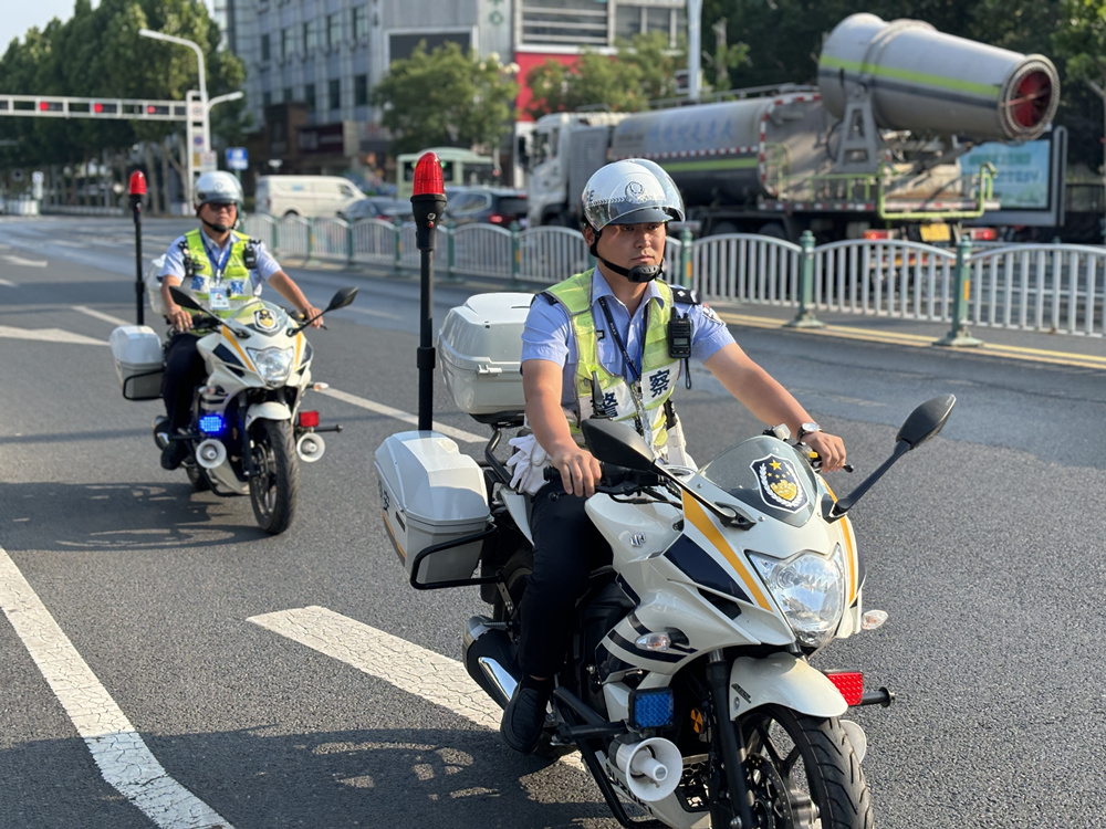 交警在轄區各路段巡邏執勤。張飛虎攝