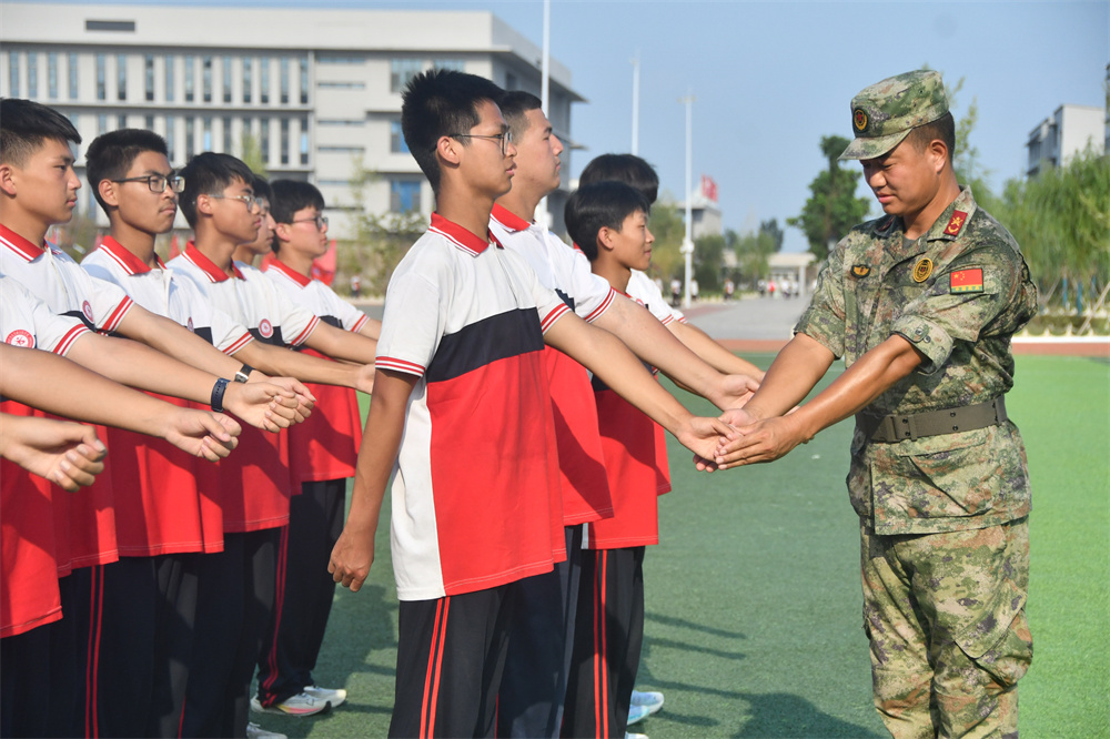 8月21日，在河北省邯郸市永年区高级中学，教官正在指导高一新生摆臂动作。胡高雷摄