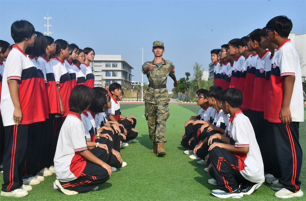8月21日，在河北省邯郸市永年区高级中学，教官正在向高一新生演示队列动作。胡高雷摄