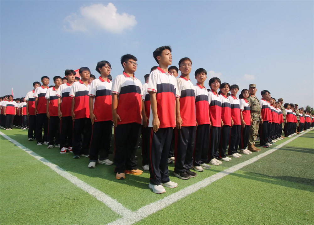 8月21日，河北省邯郸市永年区高级中学的高一新生正在学校操场参加军训。胡高雷摄