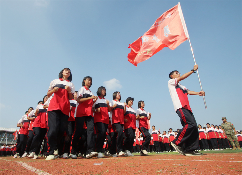 8月21日，河北省邯郸市永年区高级中学的高一新生正在学校操场参加军训。胡高雷摄