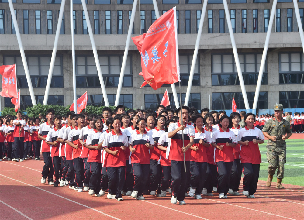 8月21日，河北省邯郸市永年区高级中学的高一新生正在学校操场参加军训。胡高雷摄