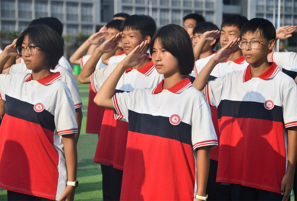 8月21日，河北省邯郸市永年区高级中学的高一新生正在学校操场参加军训。胡高雷摄