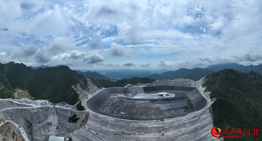 俯瞰河北易縣抽水蓄能電站項目水庫建設現場。人民網記者 林福盛攝