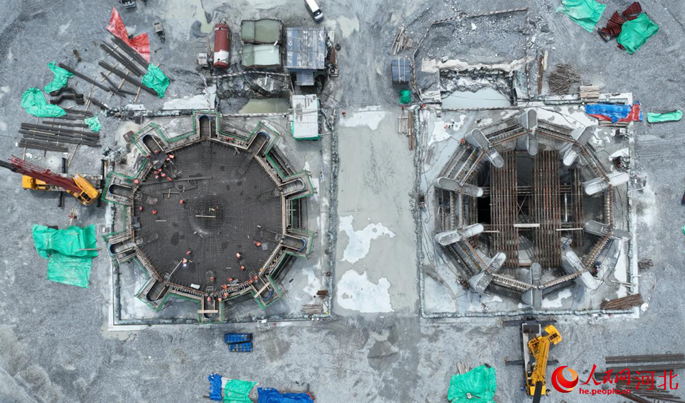 河北易縣抽水蓄能電站項目水庫進出水口工程建設現場 。人民網記者 林福盛攝