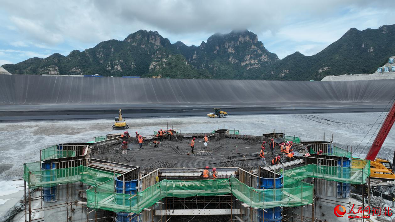 河北易縣抽水蓄能電站項目建設現場，工作人員正在綁扎上水庫進出水口頂板鋼筋。人民網記者 林福盛攝