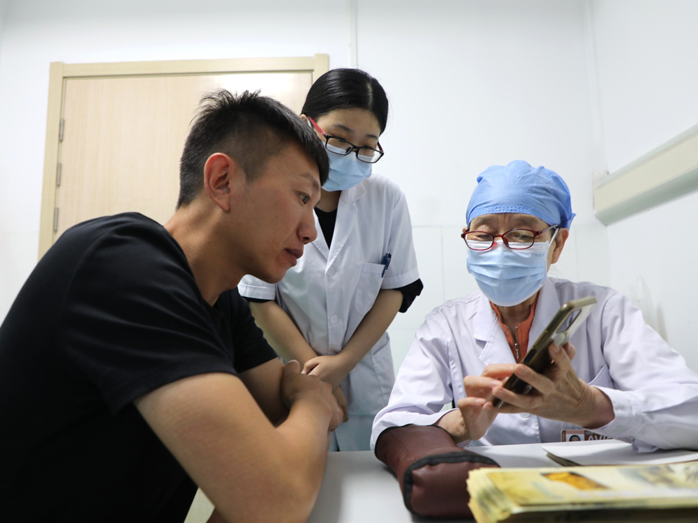 北京航空总医院专家正在为患者分析病情。徐梓钰摄