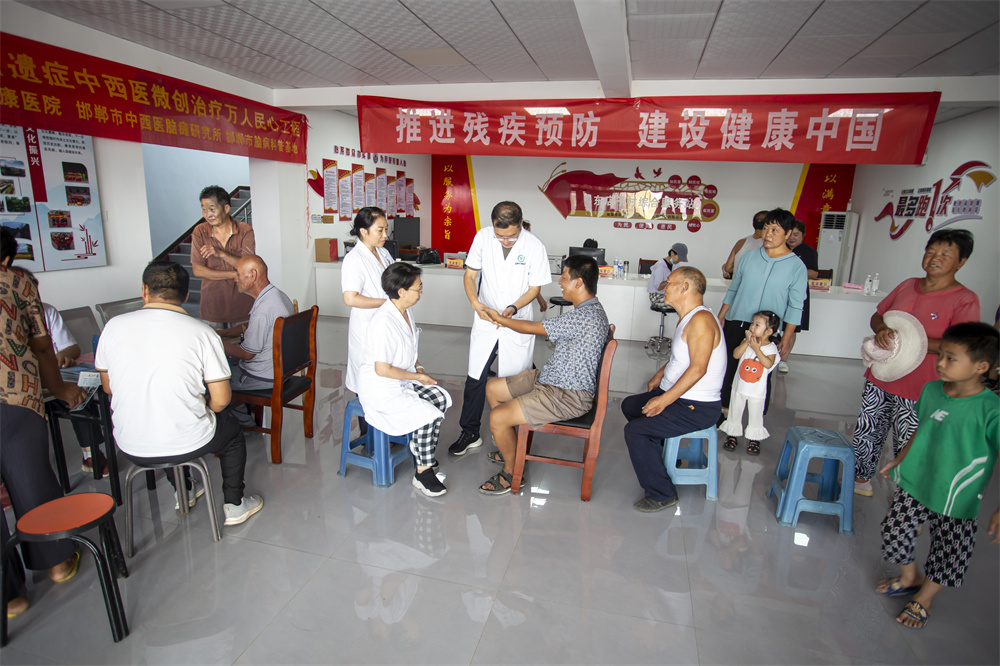 8月24日，河北省邯郸市复兴区康庄乡东店子村，复兴区残联组织的医疗机构医护人员在为群众免费健康体检义诊。聂长青摄