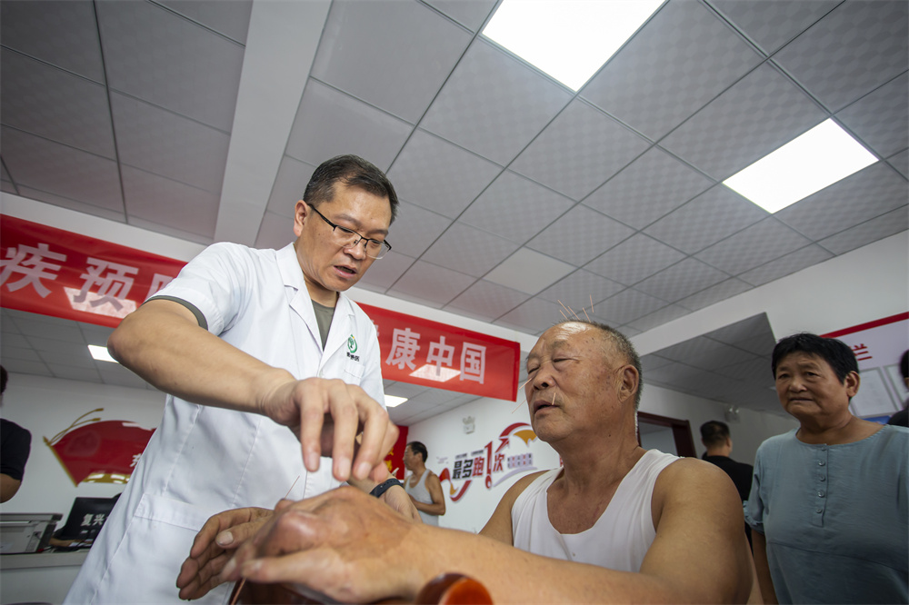8月24日，河北省邯郸市复兴区康庄乡东店子村，复兴区残联组织的医疗机构医护人员在为群众免费针灸。聂长青摄