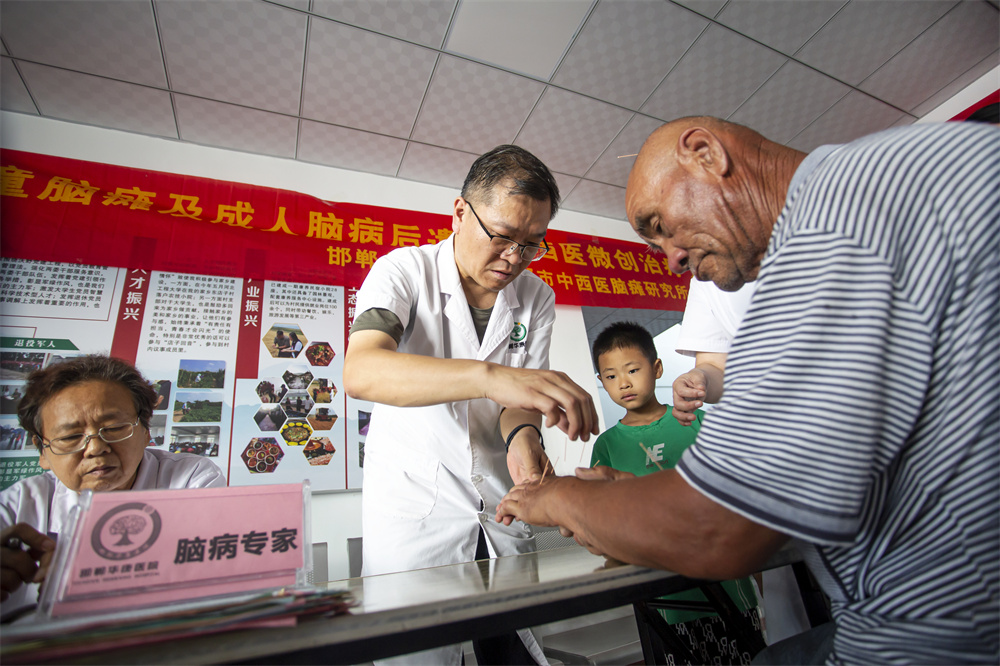 8月24日，河北省邯郸市复兴区康庄乡东店子村，复兴区残联组织的医疗机构医护人员在为群众免费针灸。聂长青摄