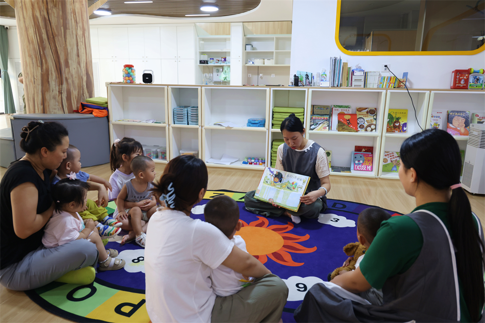沧州市运河区社区托育园的孩子们听老师讲绘本故事。杨洋摄