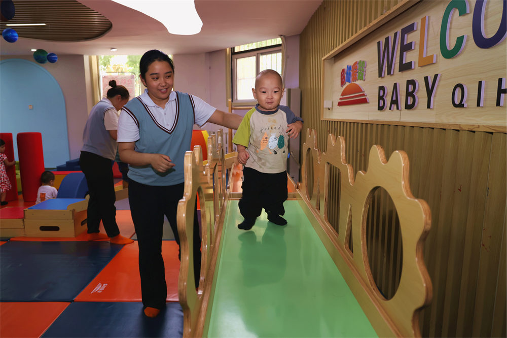 孩子在托育老师的照看下体验特色课程。杨洋摄