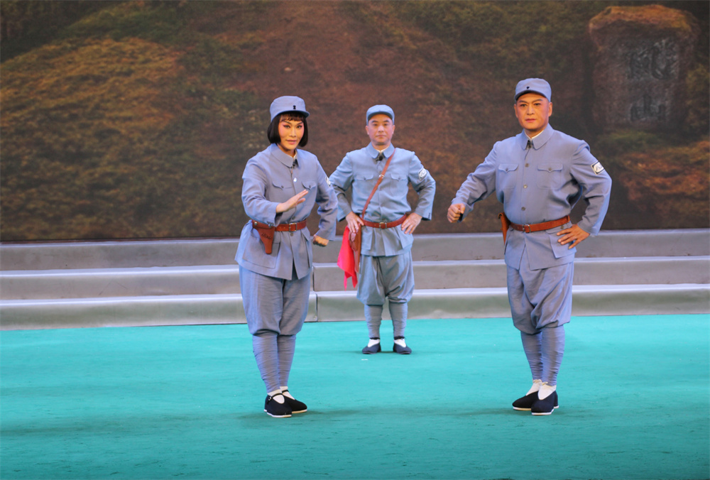 河北梆子《縣長郭小川》演出劇照。沈驚濤攝