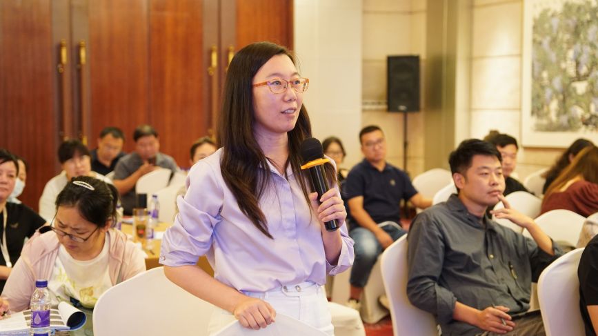 培训会上,学员就科技成果如何高效转化为实际生产力向老师寻求可行性解决方案。齐东青摄