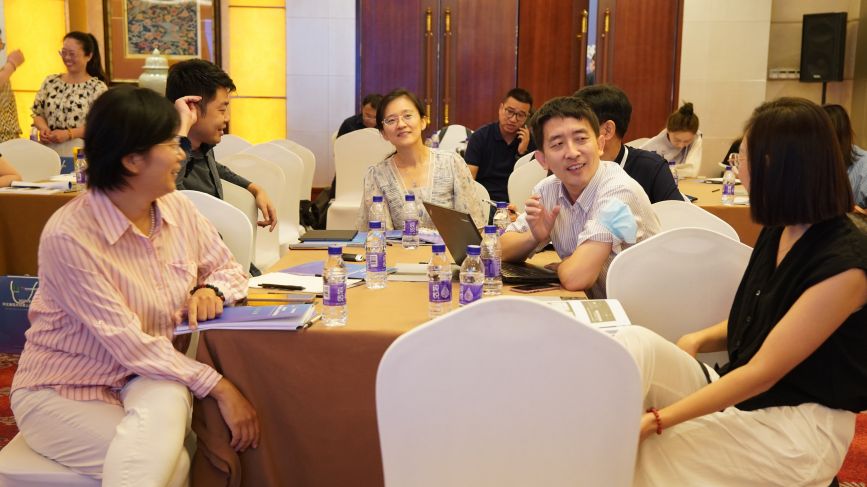 培训会上,学员们以小组讨论的形式进行案例研讨。齐东青摄