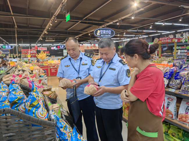 執法人員對轄區內超市出售的月餅進行專項檢查。張雷雷攝