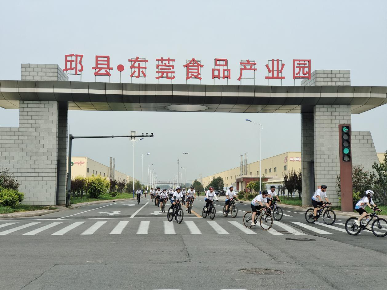 “相约幸福里 ‘骑’心向未来”骑行活动在河北省邱县平恩幸福里举行。霍飞飞摄
