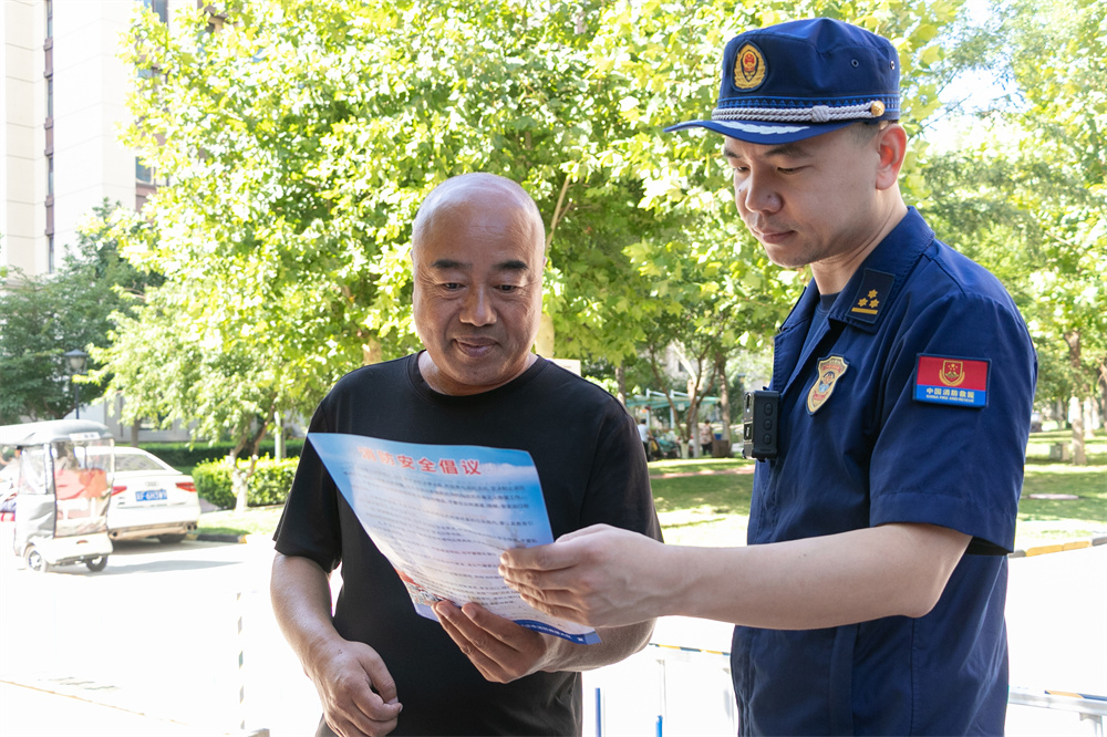 高碑店市消防救援大队工作人员向居民宣传消防安全知识。祖嘉诚摄