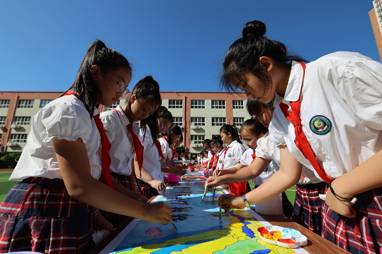 在河北省任丘市第六實驗小學，學生們共繪愛國主題畫卷。黃杉杉攝