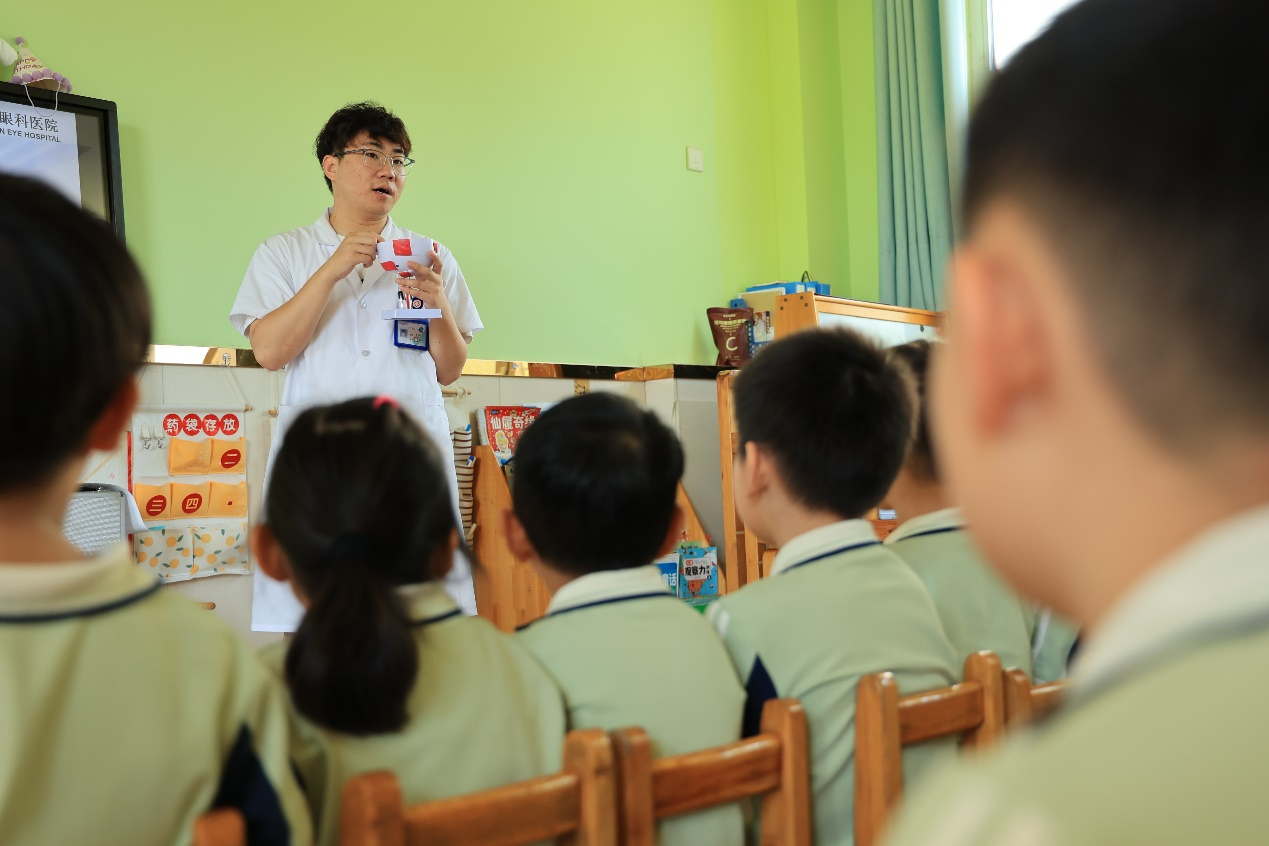 在任丘市一家幼兒園，眼科醫生為小朋友們開設護眼小課堂。黃杉杉攝