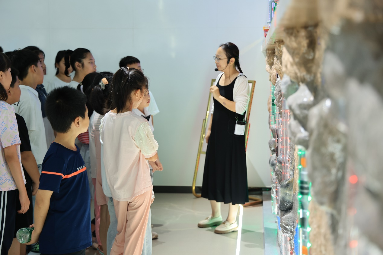 在河北省任丘市華北油田礦山公園博物館裡，青少年了解石油的形成過程。黃杉杉攝