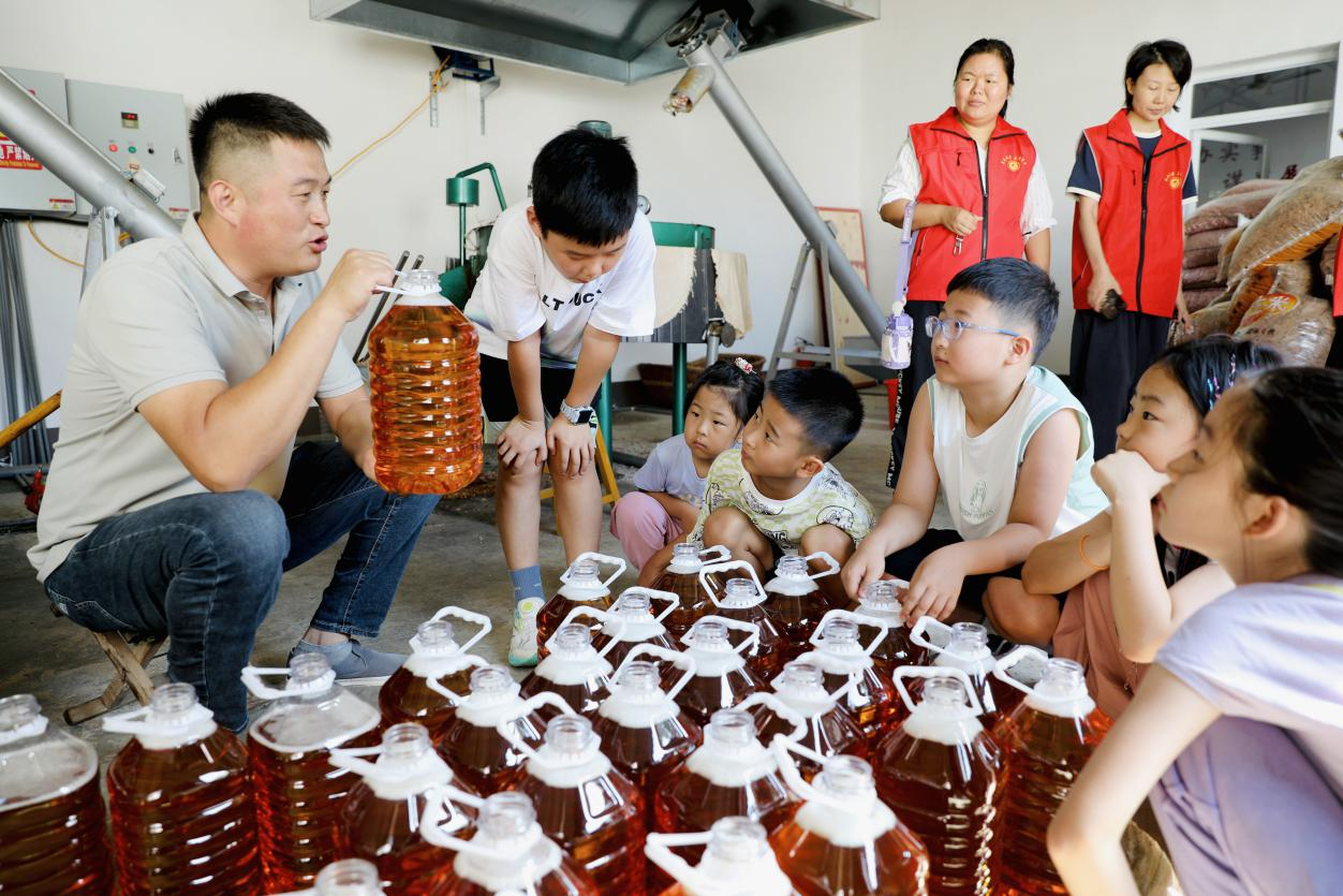 学生在西青口村了解“百益花”花生油加工流程。刘巨雷摄