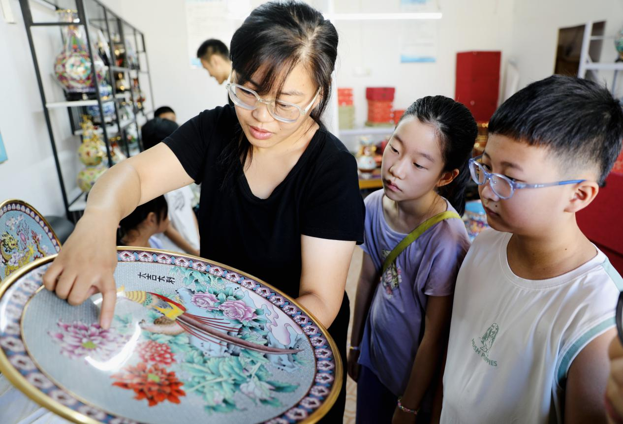 学生在刘河村了解非遗景泰蓝。刘巨雷摄