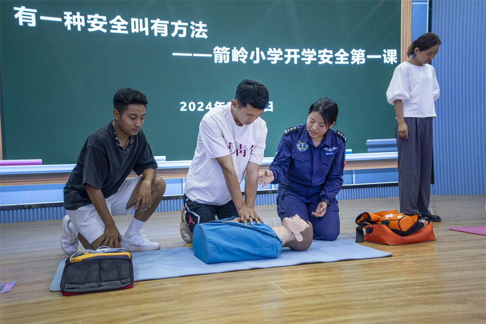 8月30日，河北省邯郸市复兴区箭岭小学教室，邯郸市曙光救援队为老师们讲解演示了人工呼吸、心肺复苏、AED（自动体外除颤器）正确使用方法。聂长青摄