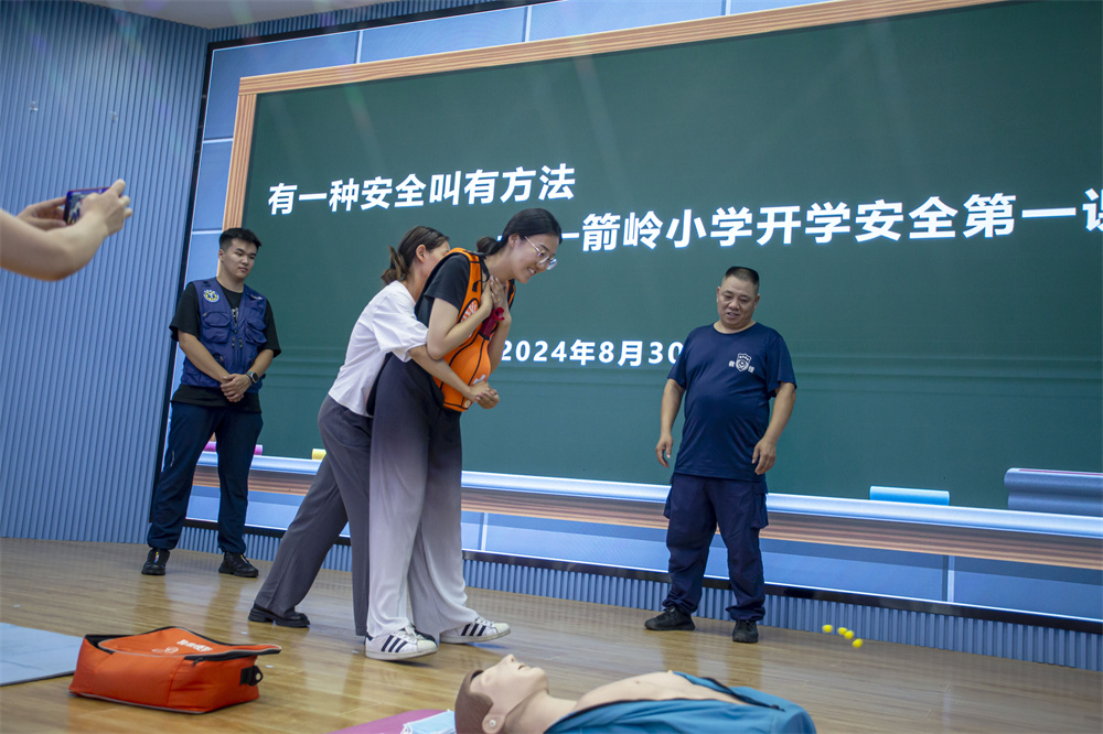 8月30日，河北省邯鄲市復興區箭嶺小學教室，邯鄲市曙光救援隊指導老師們操作海姆立克急救法。聶長青攝