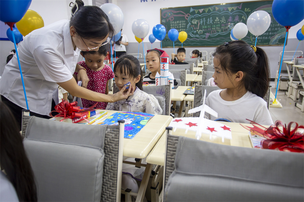 8月31日,河北省邯郸市复兴区百花第二小学,老师送给一年级学生的太空星球贴。聂长青摄