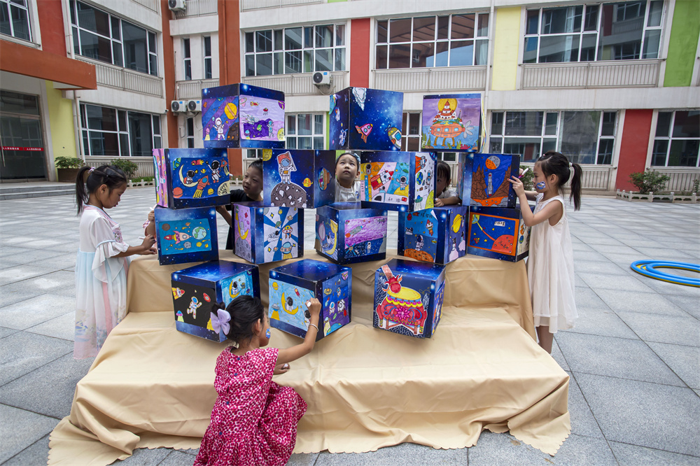 8月31日，河北省邯郸市复兴区百花第二小学，一年级学生在描绘自己心目中的太空图案。聂长青摄