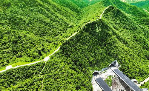 8月29日,无人机拍摄的红石门长城与承平高速龙门隧道。 本报通讯员 王立群摄