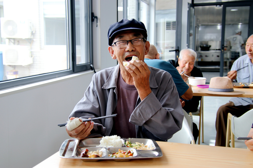 路北区果园镇甄家庄村孝老食堂，老人们正在就餐。果园镇民政办供图