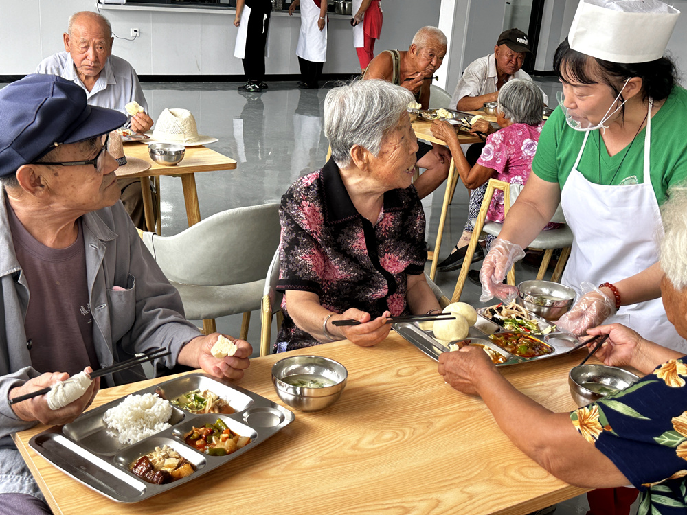路北区果园镇甄家庄村孝老食堂，老人们正在就餐。果园镇民政办供图