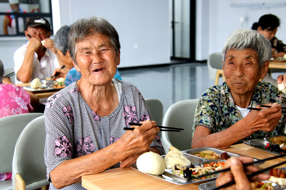 路北區果園鎮甄家庄村孝老食堂，老人們正在就餐。果園鎮民政辦供圖