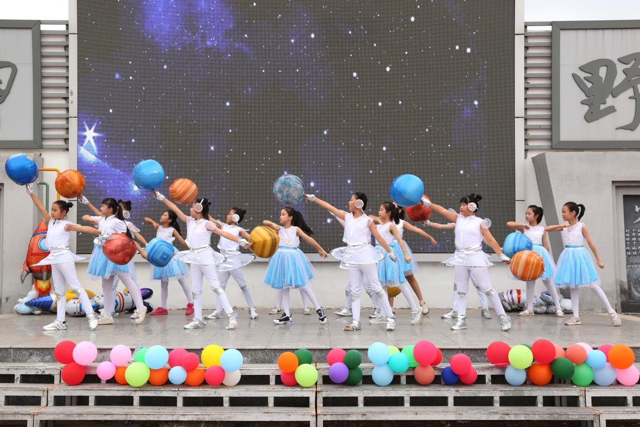 沧州市路华小学的学生们编排了创意科学秀表演。白雪摄
