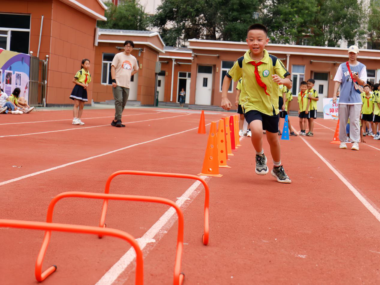 沧州市中宇小学学生们积极参与到“校园吉尼斯大赛”中。马鑫宇摄