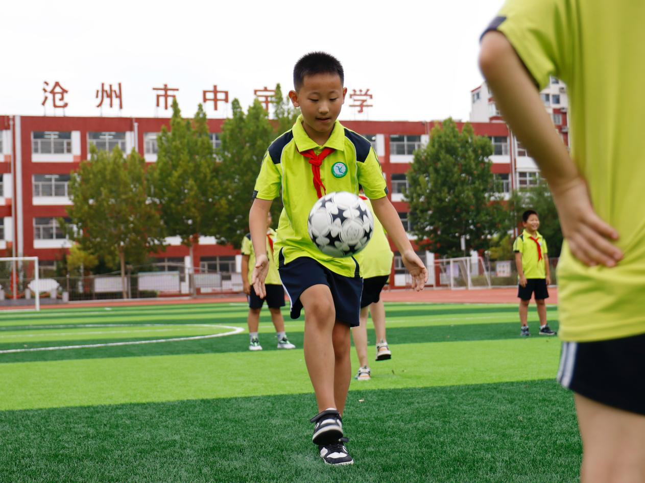 学生们在操场上进行颠球竞技。马鑫宇摄