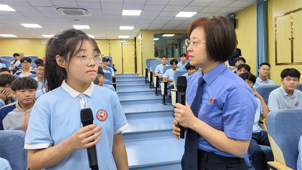 9月2日，學生與檢察長熱情互動。耿培軒攝