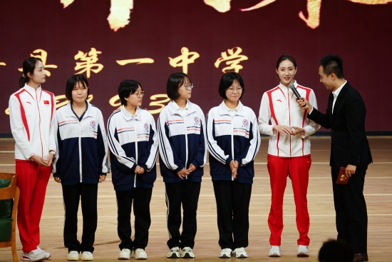 河北省滦平县第一中学“梦想公开课”，奥运冠军王柳懿王芊懿与当地学生进行。 梁志青摄