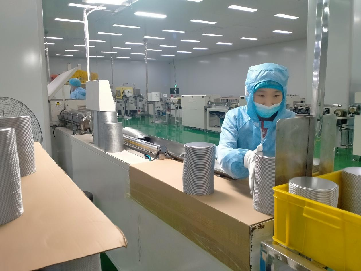 河北沃潤達金屬包裝制品有限公司生產車間內，工人在生產線上忙碌。楊林林攝