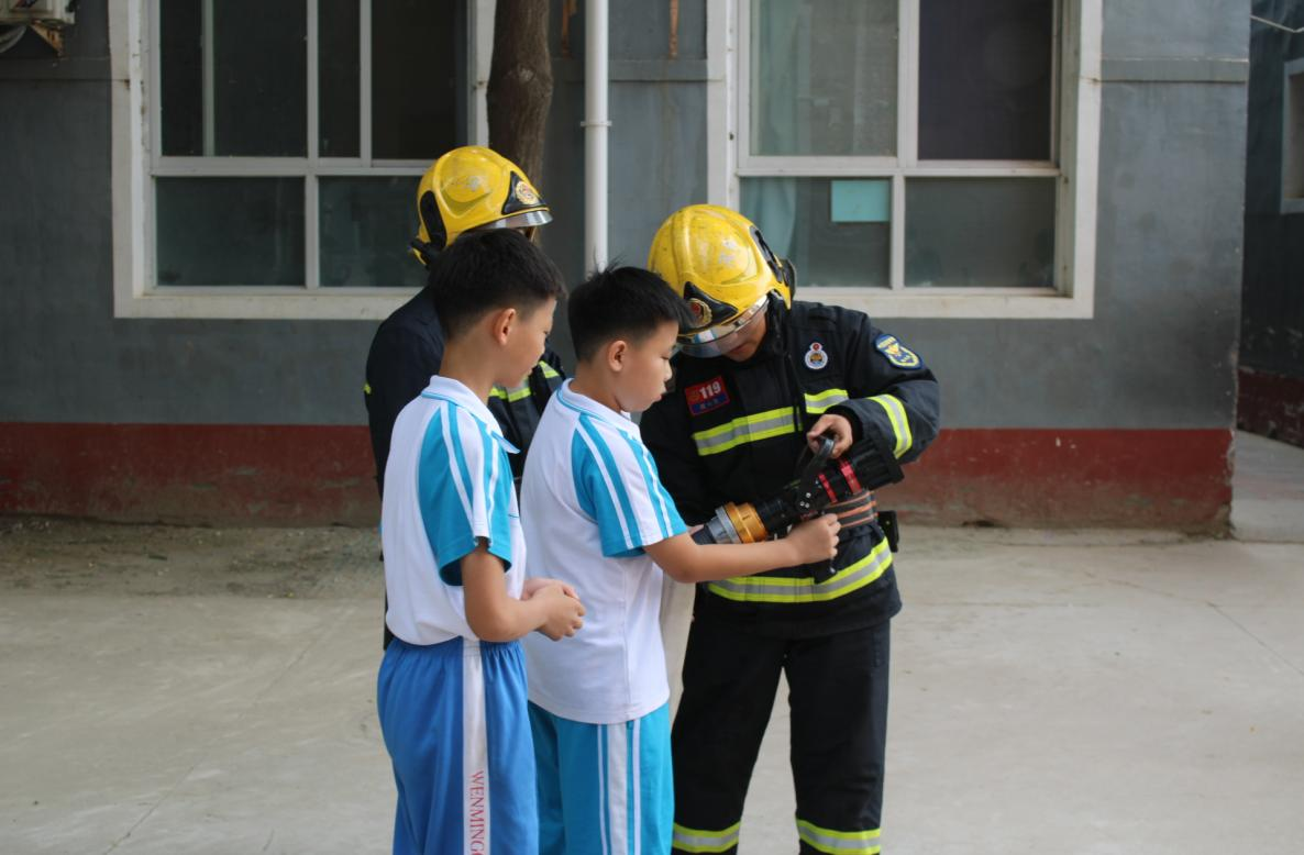 9月3日,白沟新城消防救援大队消防员在白芙蓉小学指导学生体验消防器材。王双摄