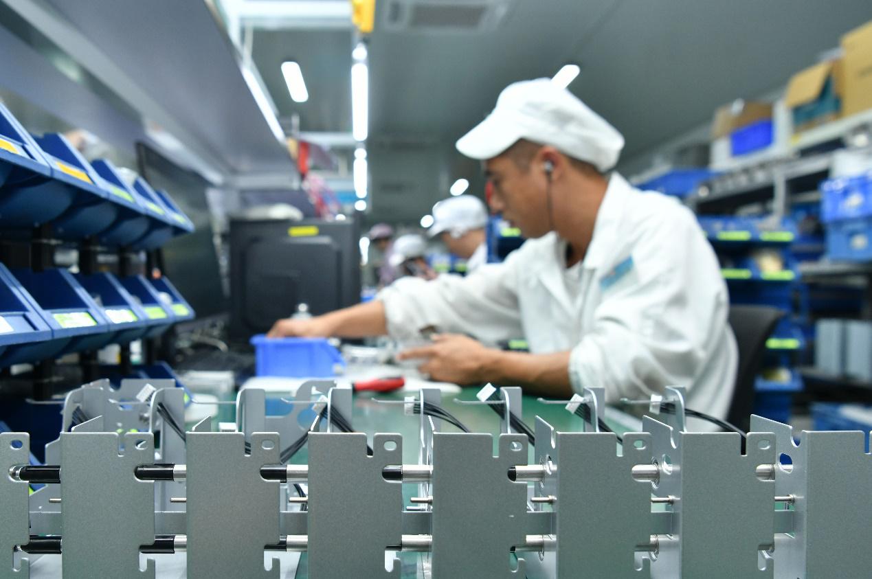 9月3日，工人在位于任丘市的硕方电子科技有限公司生产车间工作。苑立伟摄