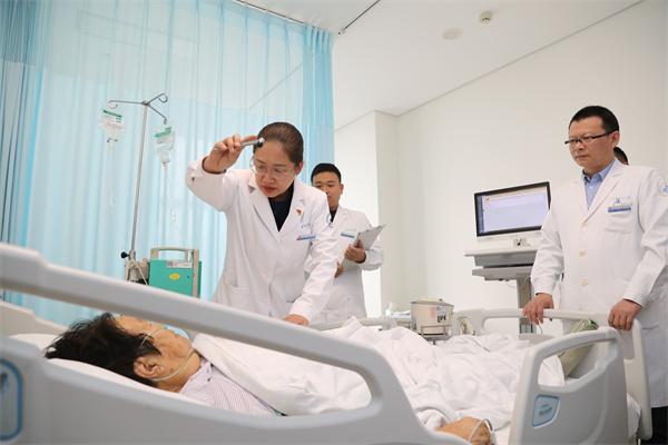 刘晓云带领医生在病房查房。许勇摄