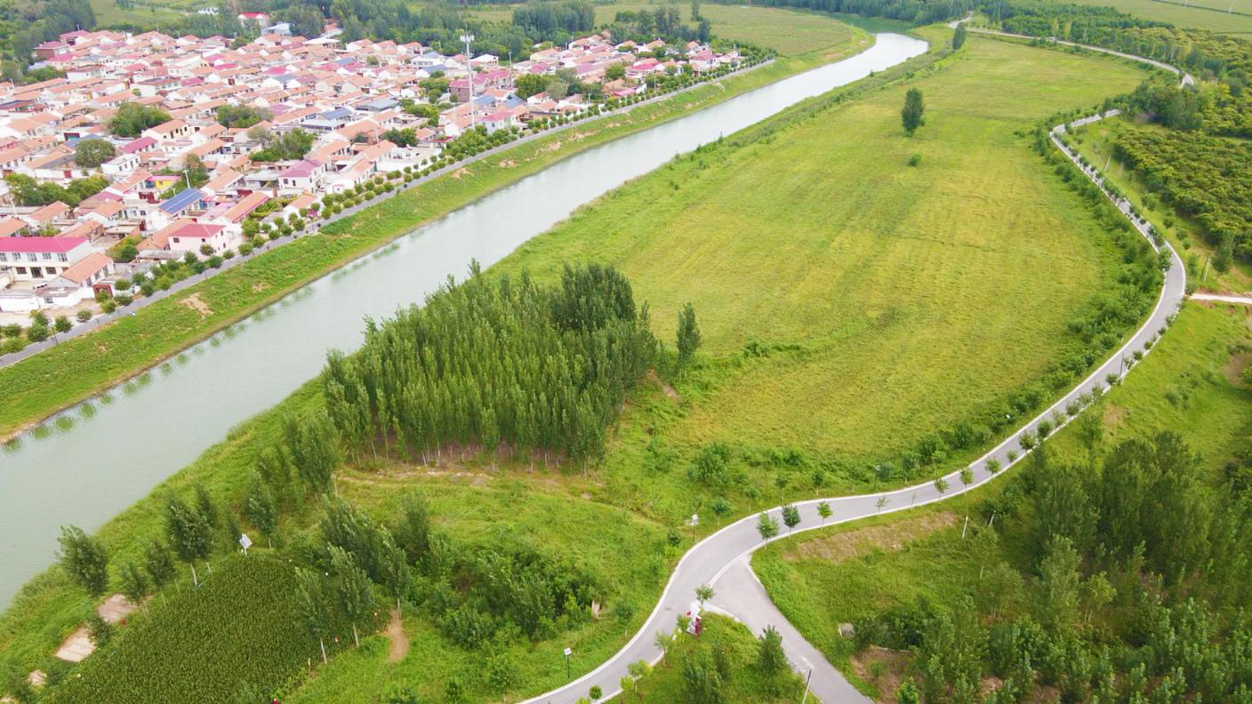 航拍大运河与村庄相辅相成。赵华靖摄