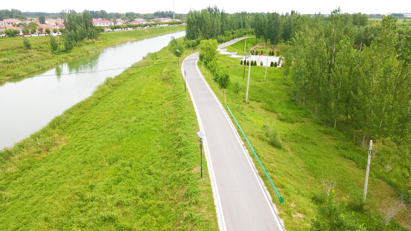 大运河沿线建设的公路为村庄提供交通便利。赵华靖摄